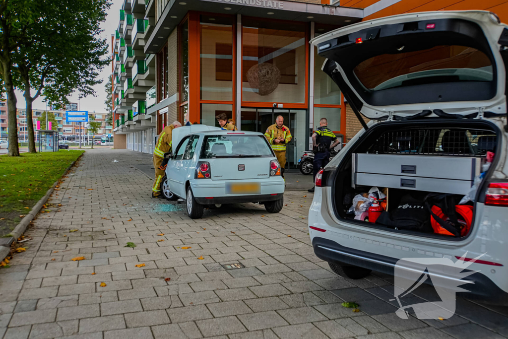 Politie slaat ruit in om kind te redden uit rokende auto