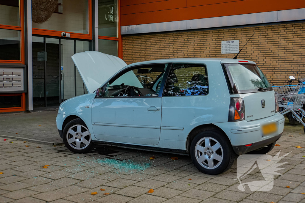 Politie slaat ruit in om kind te redden uit rokende auto