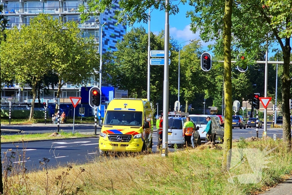 Bestelbus en bestelauto klappen achterop elkaar voor verkeerslicht