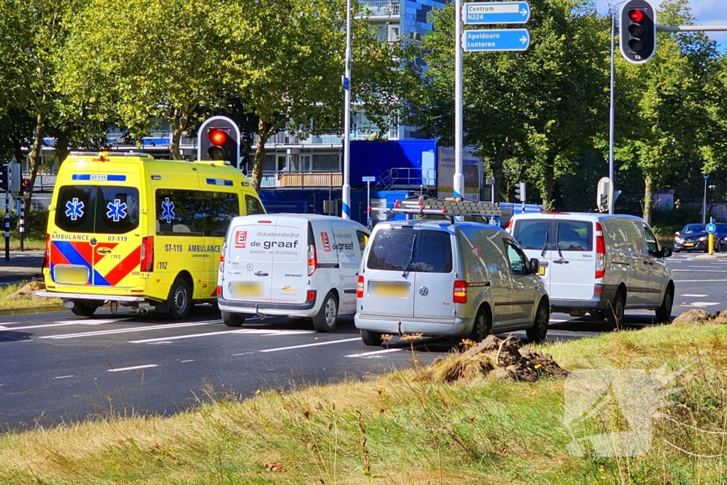 Bestelbus en bestelauto klappen achterop elkaar voor verkeerslicht