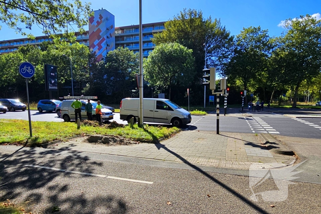 Bestelbus en bestelauto klappen achterop elkaar voor verkeerslicht