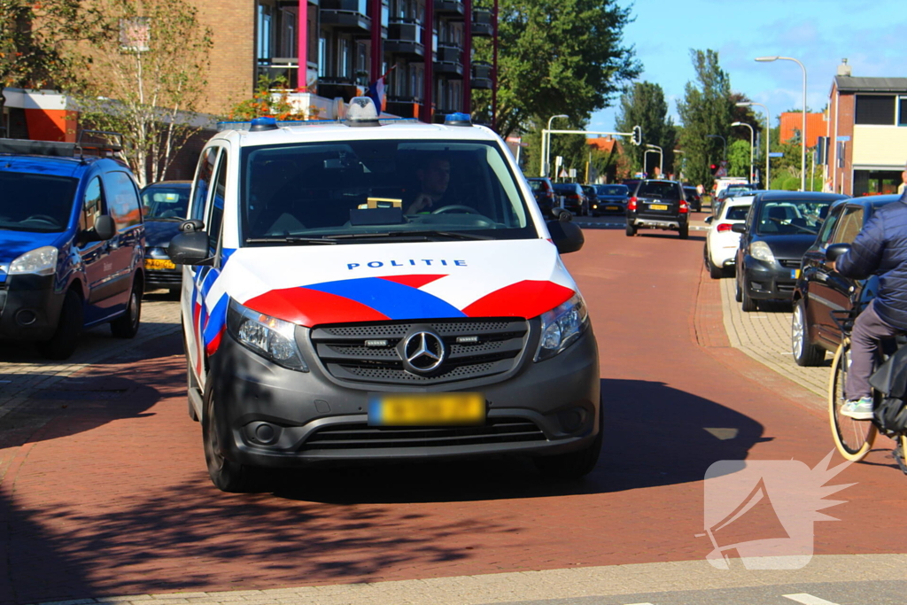 Jonge dame springt net op tijd opzij voor automobilist