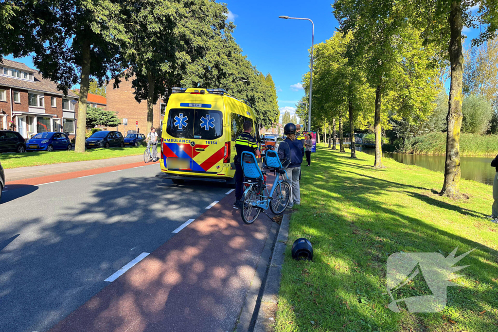 Bezorgscooter en fietser in botsing met elkaar