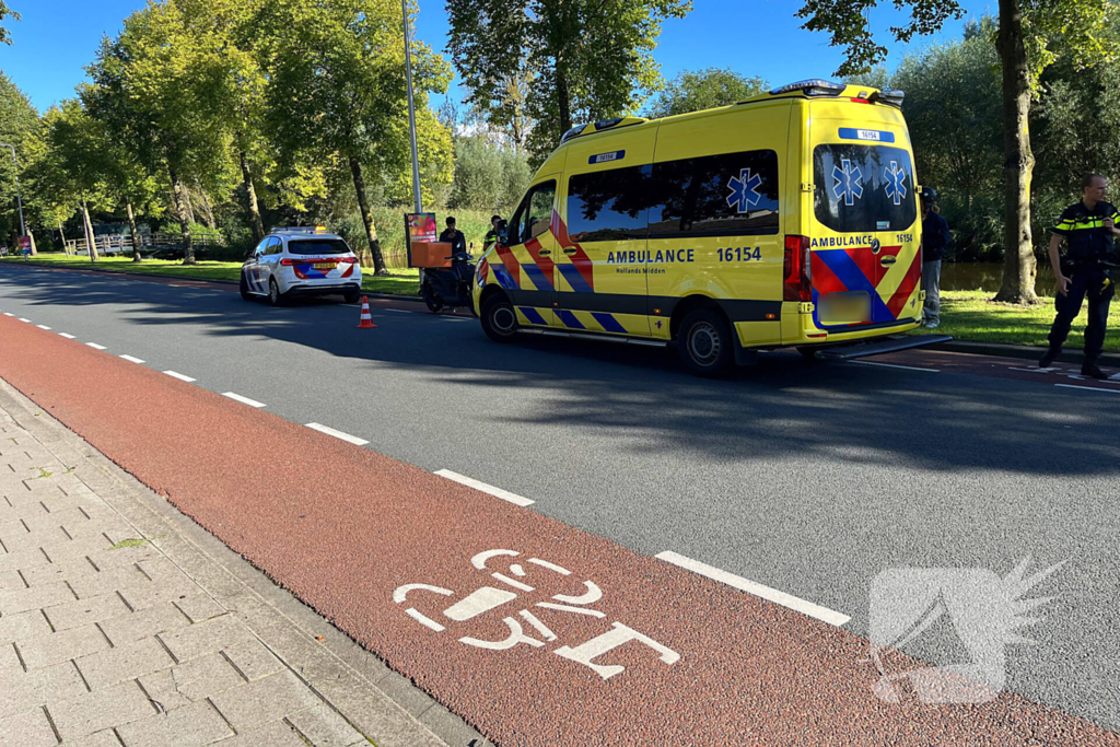 Bezorgscooter en fietser in botsing met elkaar