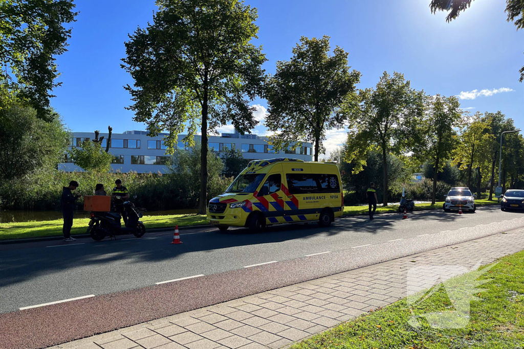 Bezorgscooter en fietser in botsing met elkaar