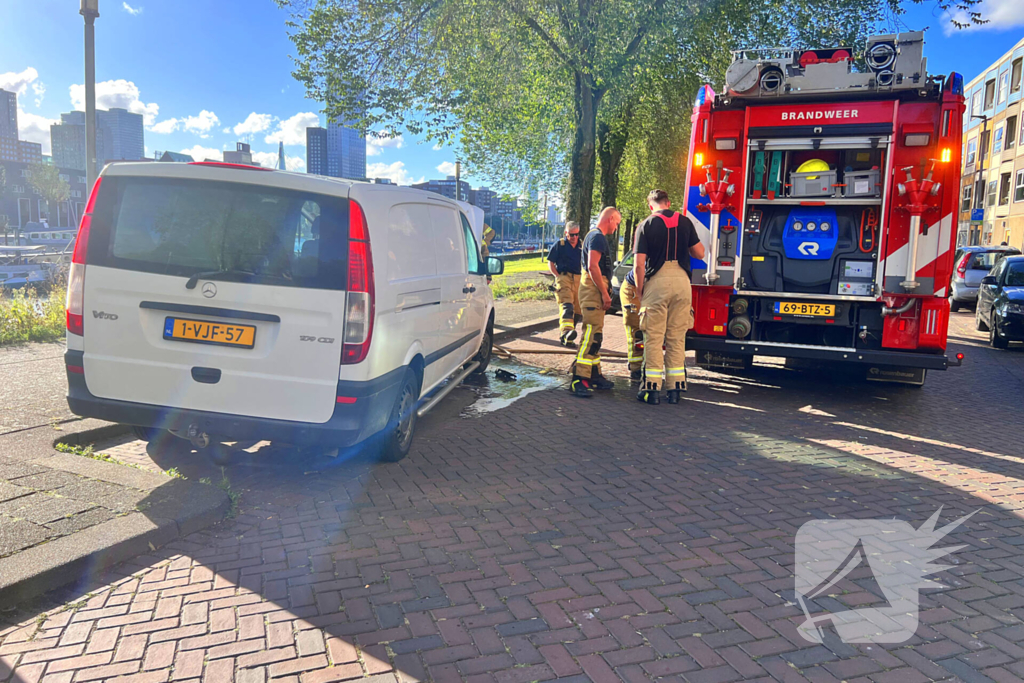 Veel rookontwikkeling bij brand in auto