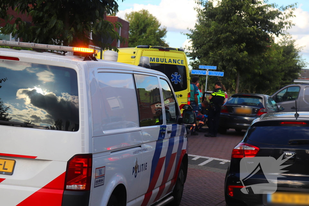 Bestelbus en personenauto botsen op elkaar