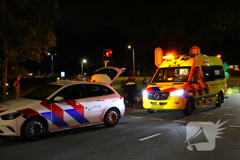 Motorrijder en fietser in botsing bij verkeerslicht