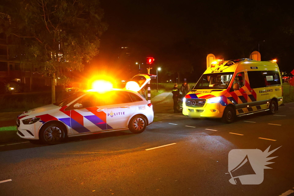 Motorrijder en fietser in botsing bij verkeerslicht