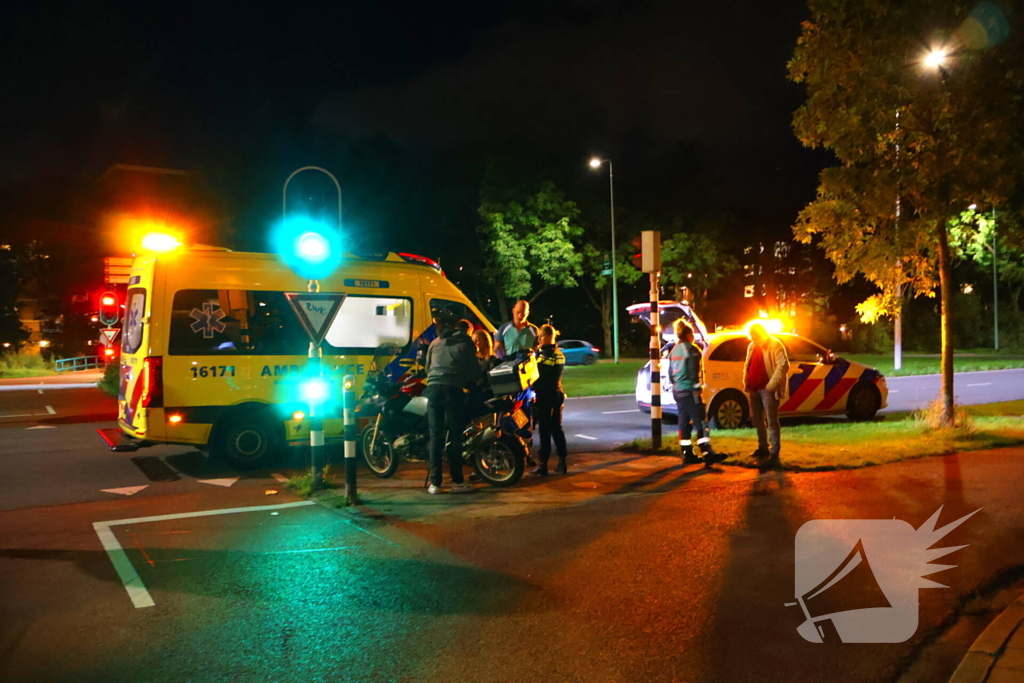 Motorrijder en fietser in botsing bij verkeerslicht