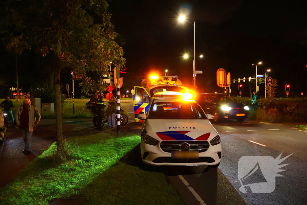 Motorrijder en fietser in botsing bij verkeerslicht