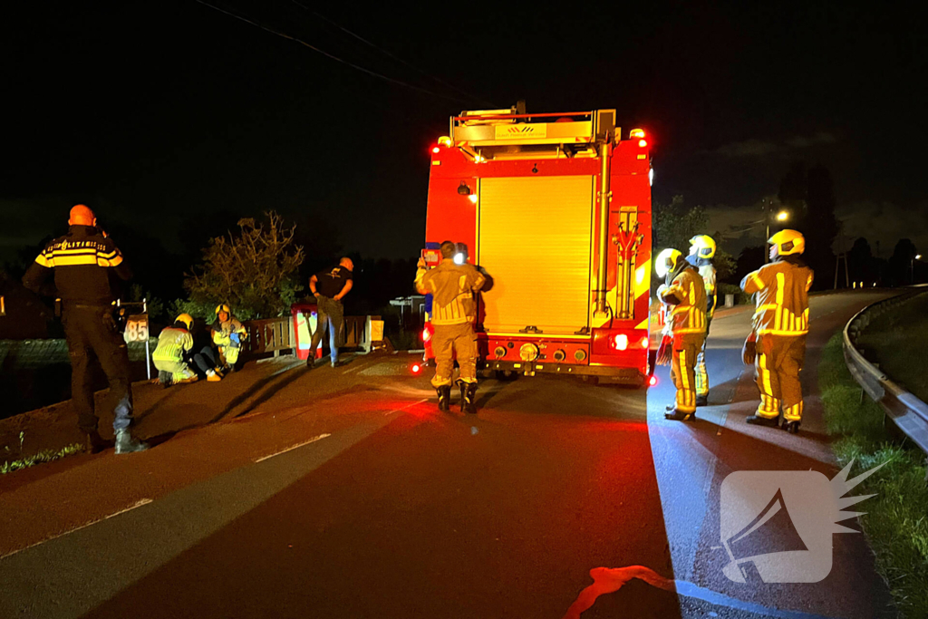 Auto komt met twee wielen van de grond na botsing