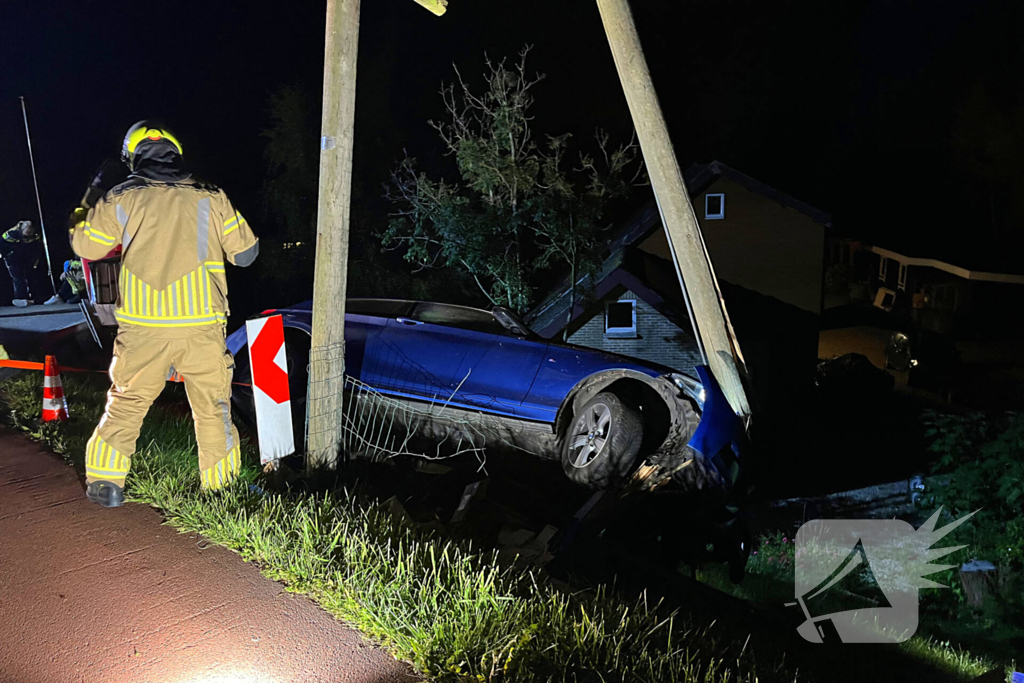 Auto komt met twee wielen van de grond na botsing