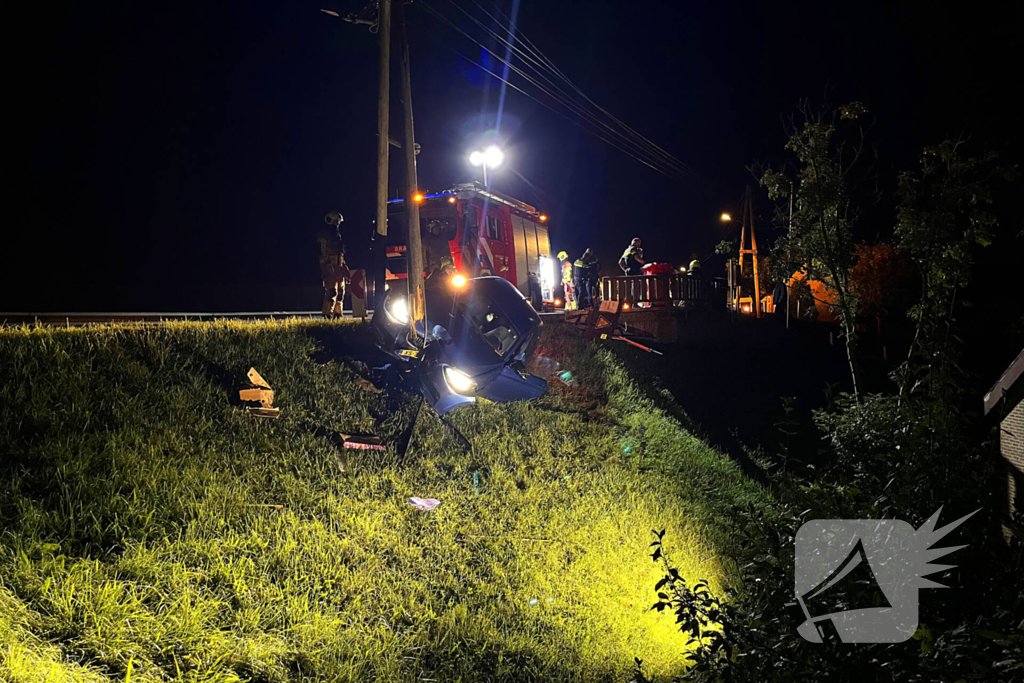 Auto komt met twee wielen van de grond na botsing