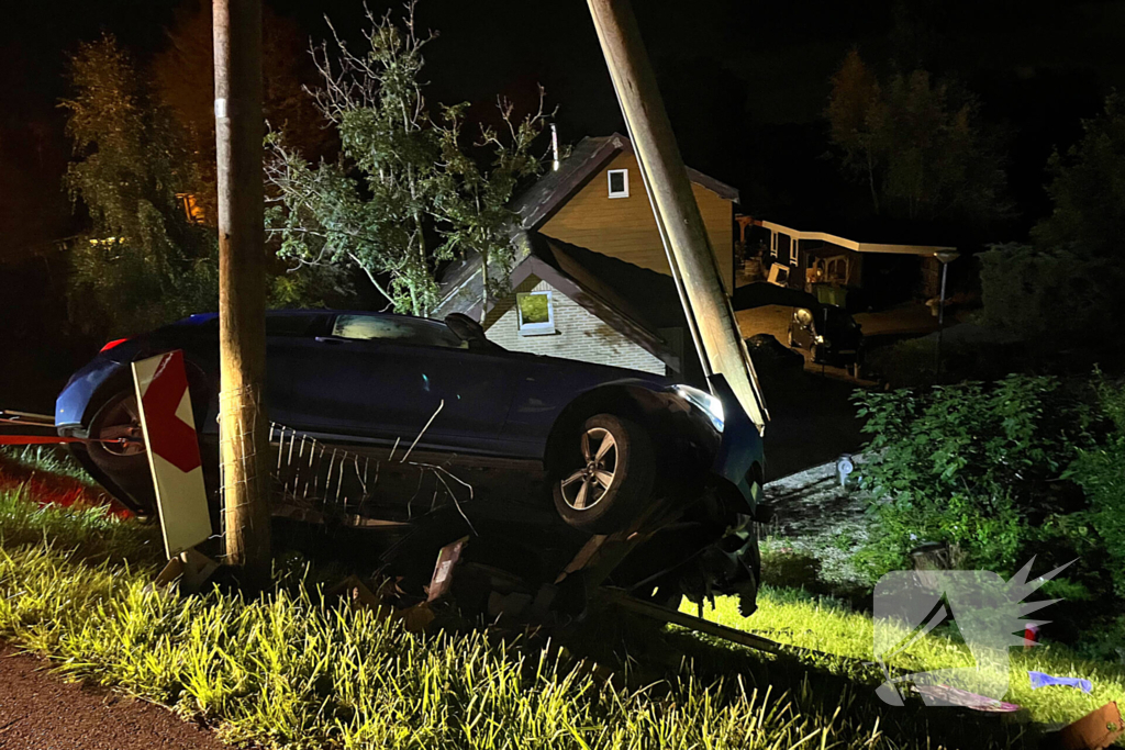 Auto komt met twee wielen van de grond na botsing