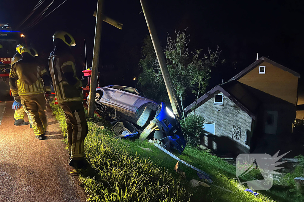 Auto komt met twee wielen van de grond na botsing