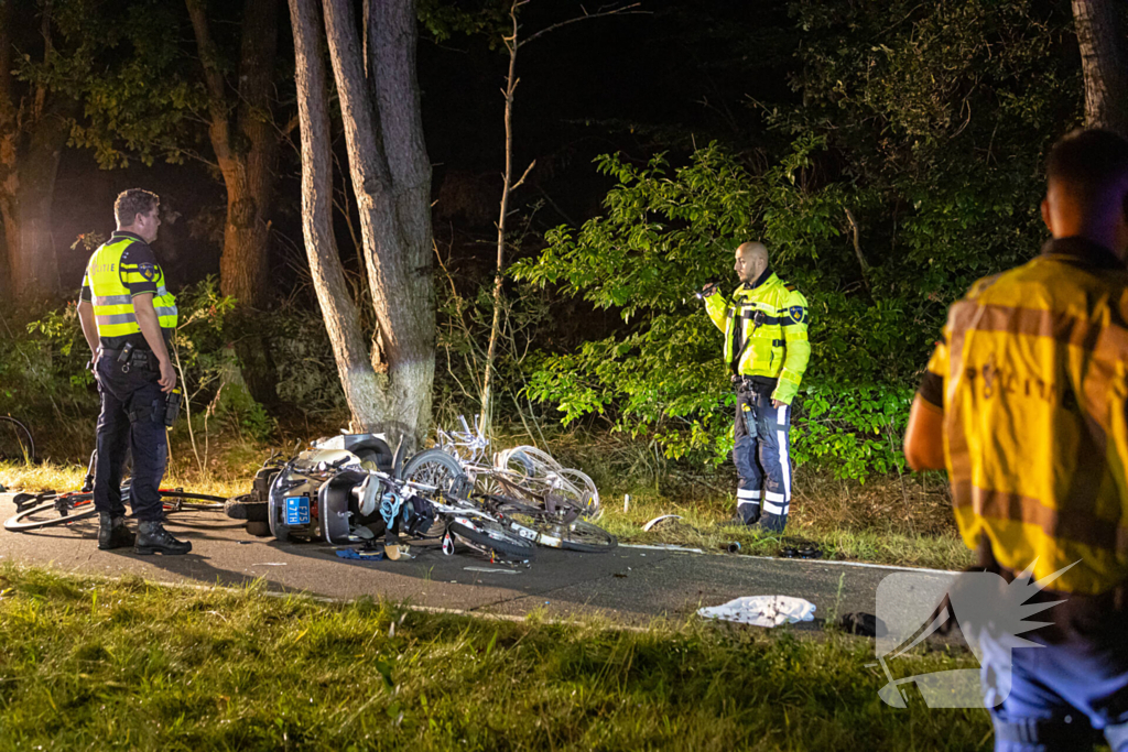 Meerdere gewonden bij botsing tussen scooter en fietsers