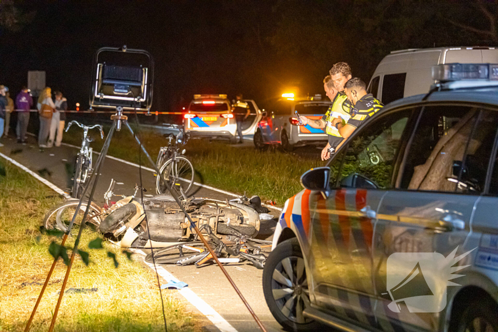 Meerdere gewonden bij botsing tussen scooter en fietsers