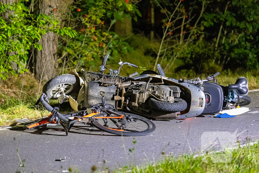 Meerdere gewonden bij botsing tussen scooter en fietsers