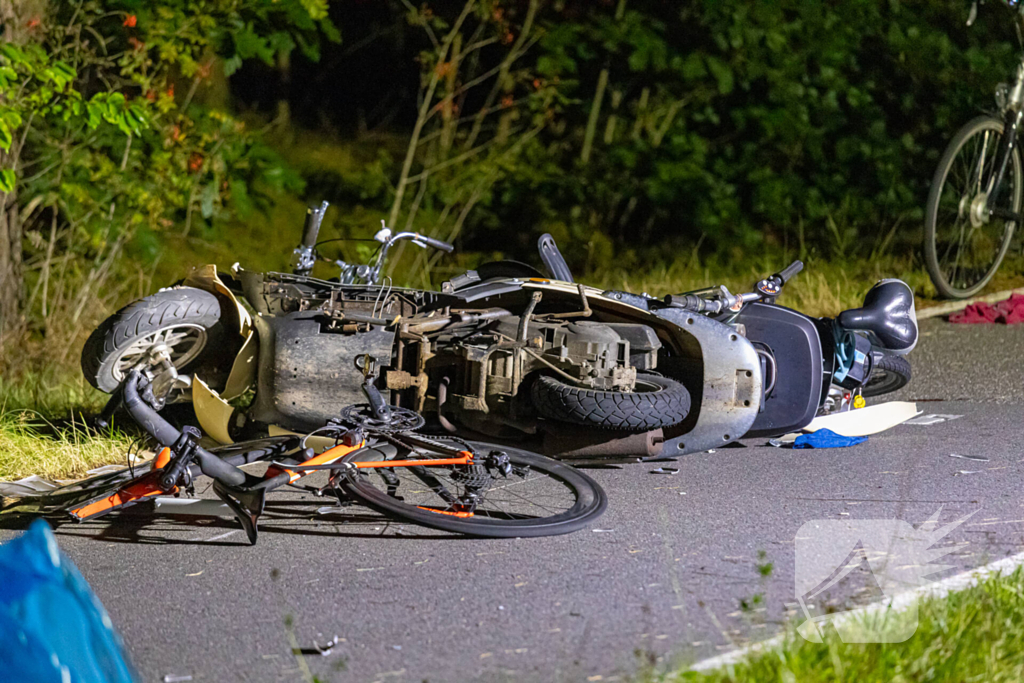 Meerdere gewonden bij botsing tussen scooter en fietsers