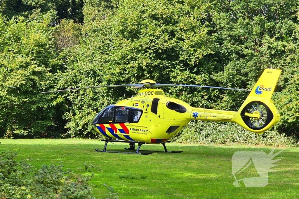 Traumahelikopter landt voor medische noodsituatie