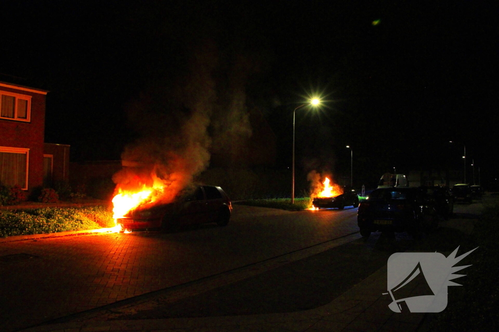 Tweetal auto's in brand gestoken