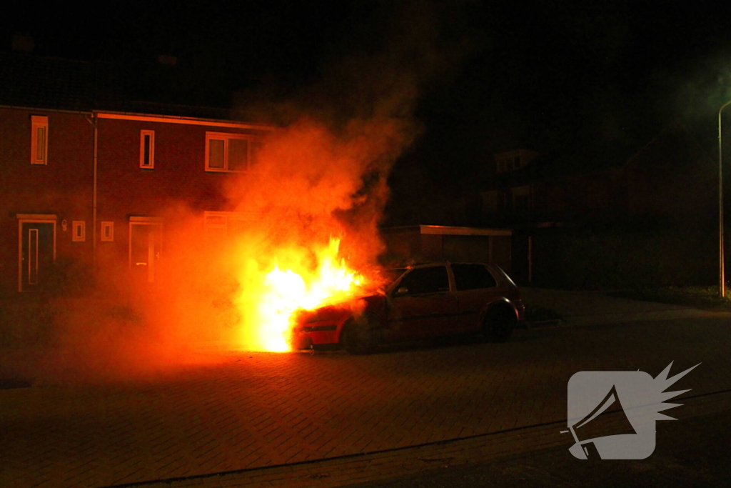 Tweetal auto's in brand gestoken