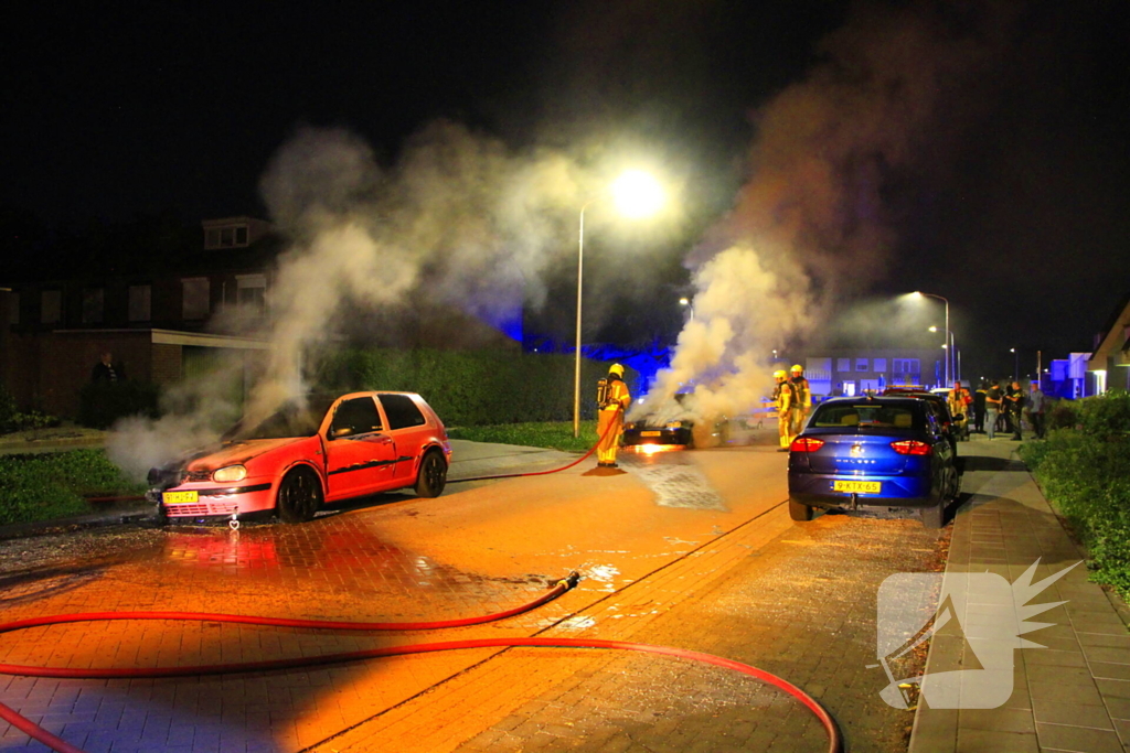 Tweetal auto's in brand gestoken