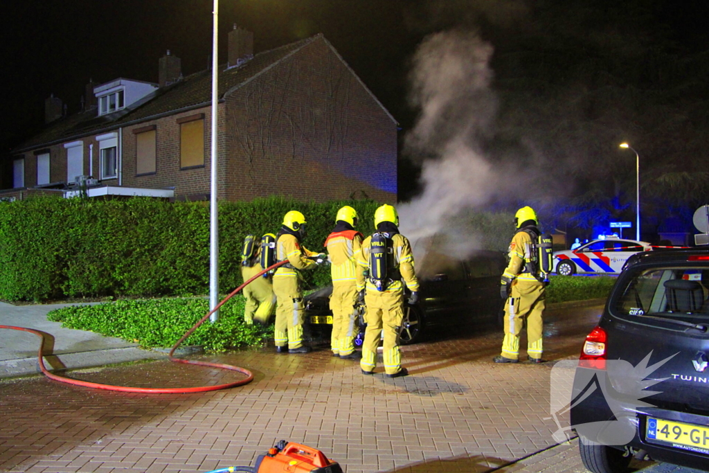 Tweetal auto's in brand gestoken