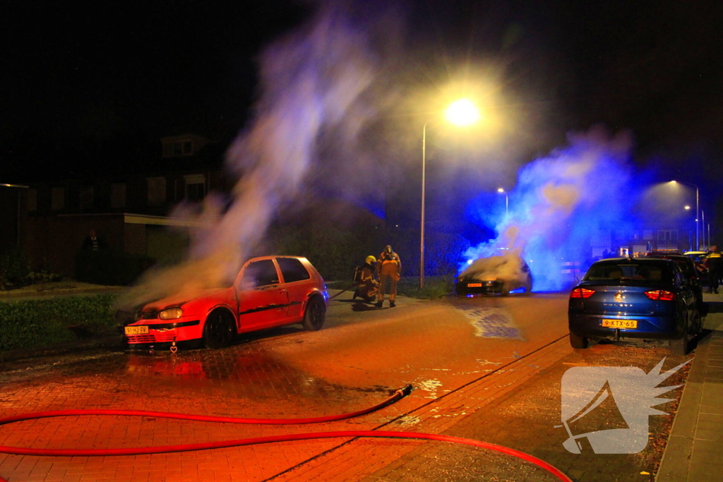 Tweetal auto's in brand gestoken