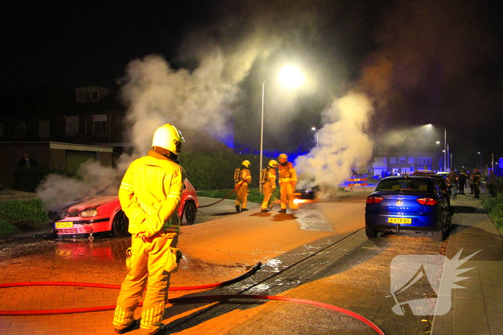 Tweetal auto's in brand gestoken