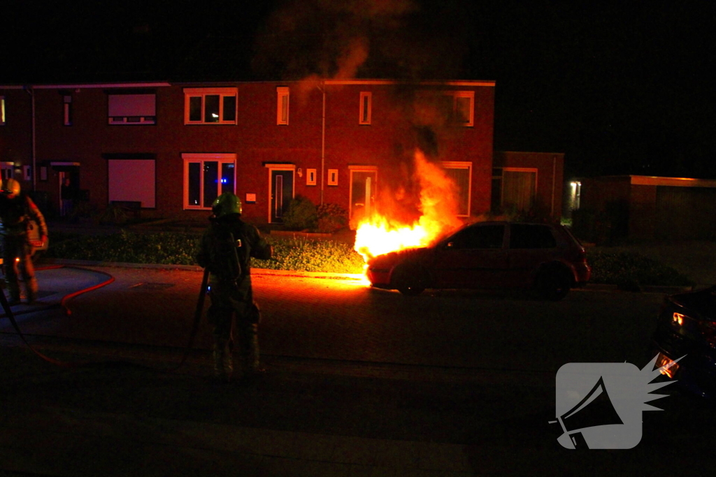 Tweetal auto's in brand gestoken