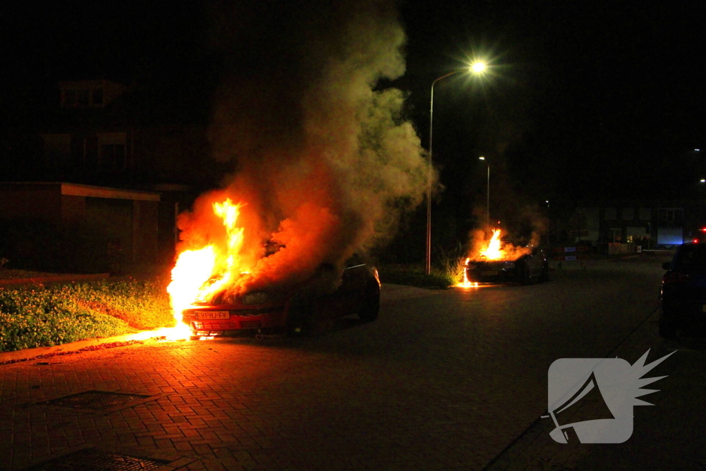 Tweetal auto's in brand gestoken