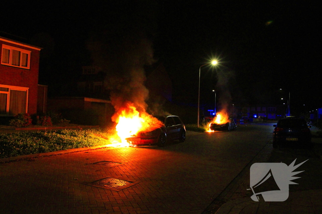 Tweetal auto's in brand gestoken