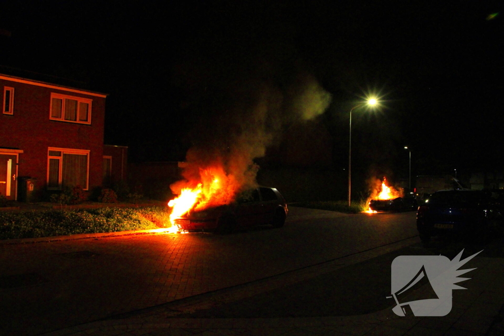 Tweetal auto's in brand gestoken