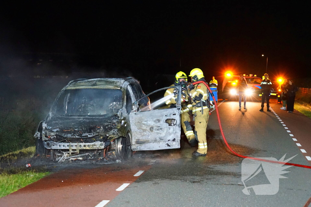 Auto brandt volledig uit