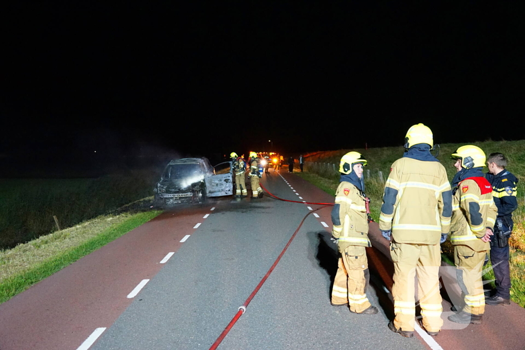 Auto brandt volledig uit