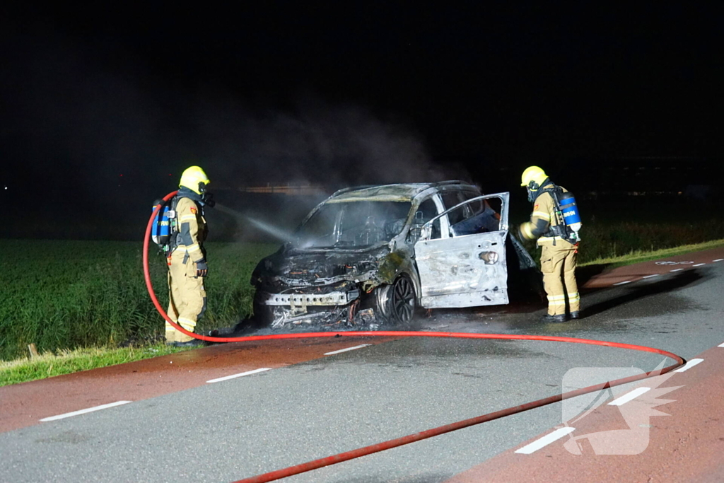 Auto brandt volledig uit