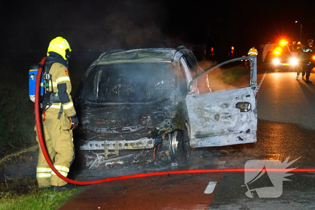 Auto brandt volledig uit