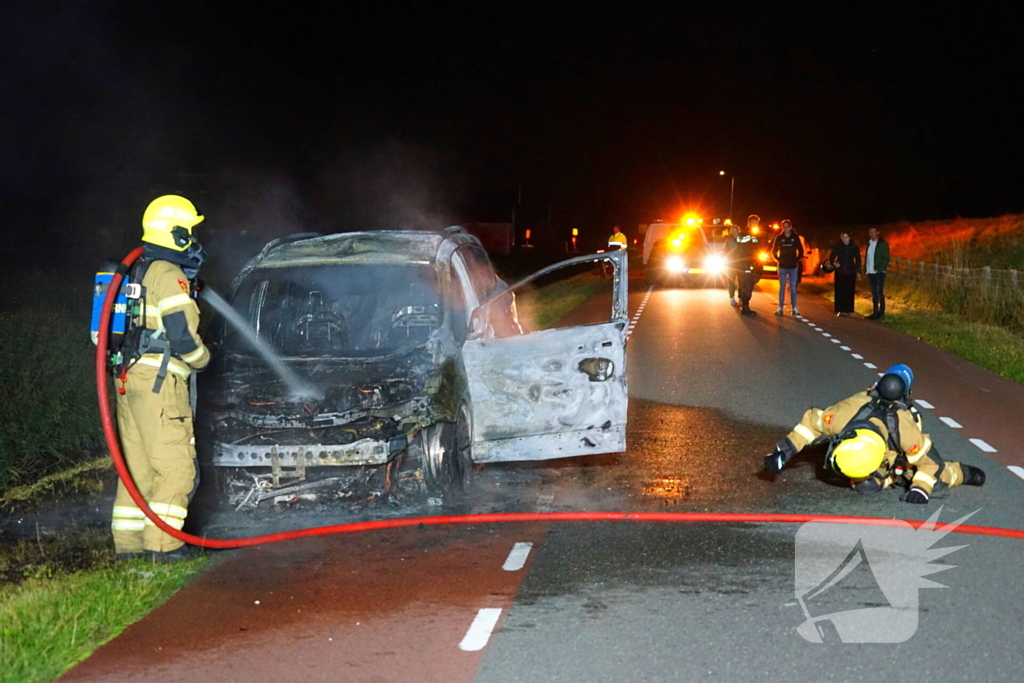 Auto brandt volledig uit