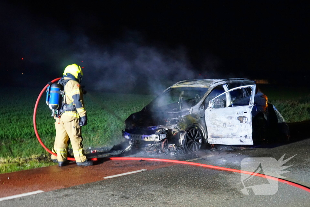 Auto brandt volledig uit