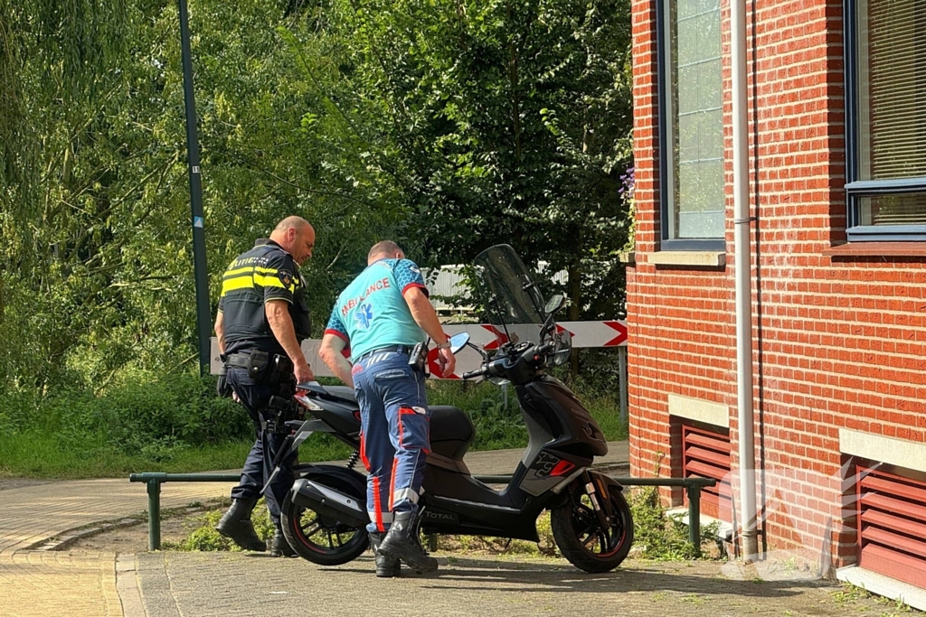 Scooterrijder gaat hard onderuit in bocht