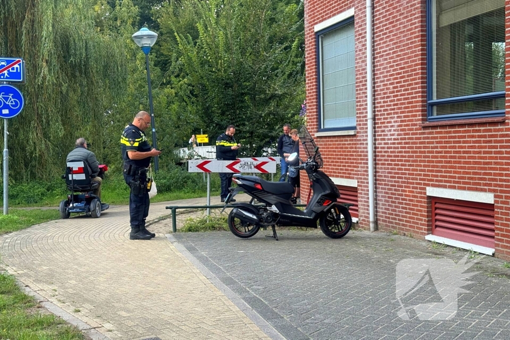 Scooterrijder gaat hard onderuit in bocht