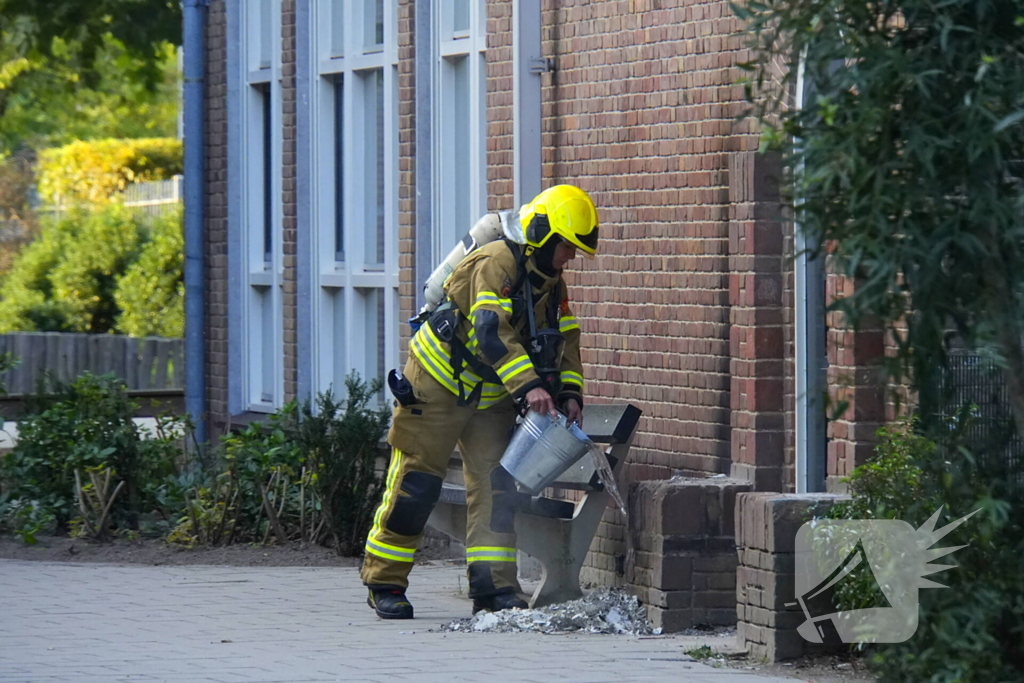 Brand bij school met emmers geblust door brandweer