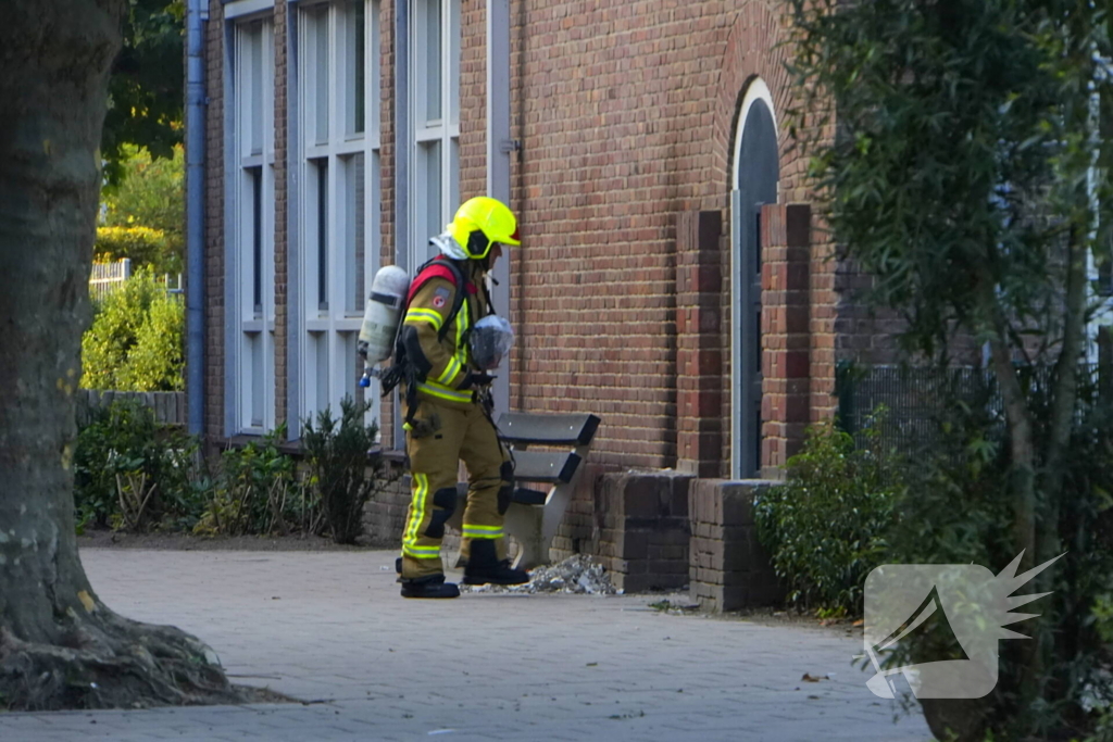 Brand bij school met emmers geblust door brandweer