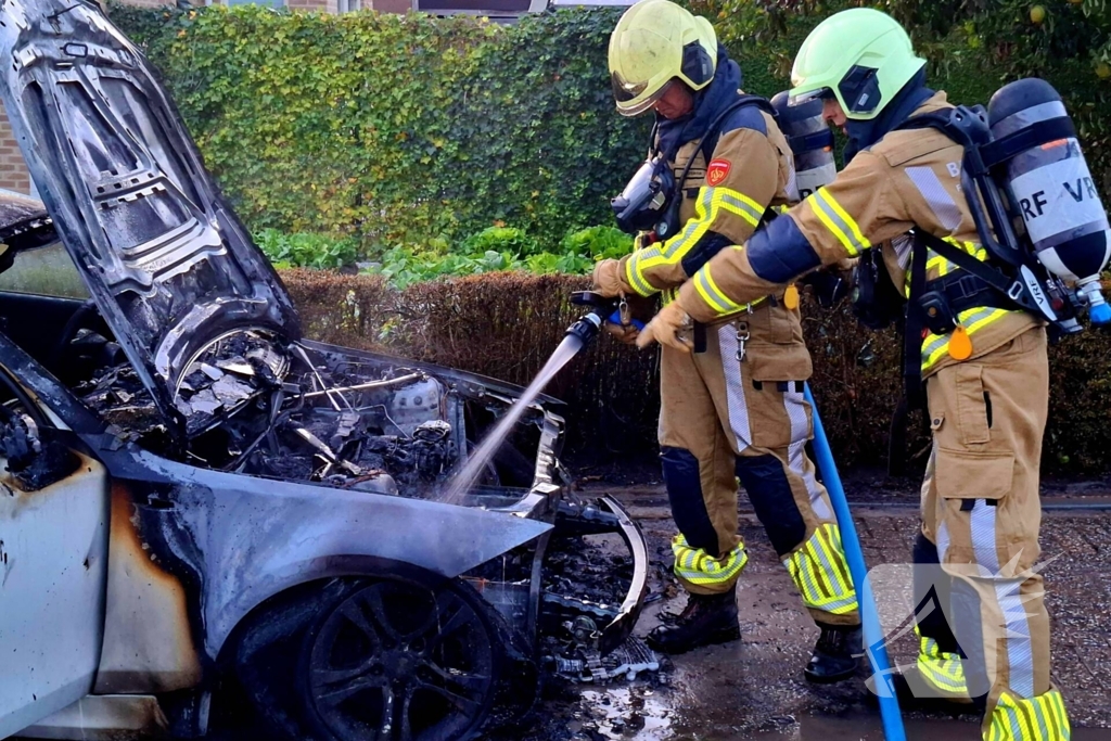 Brandweer blust brandende personenauto