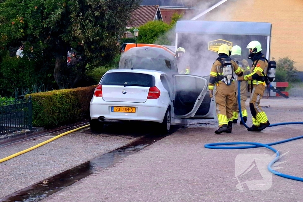 Brandweer blust brandende personenauto