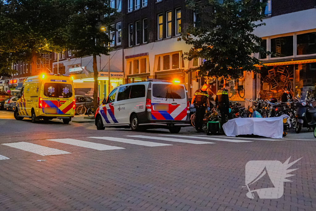 Maaltijdbezorger op fiets Aangereden door automobilist