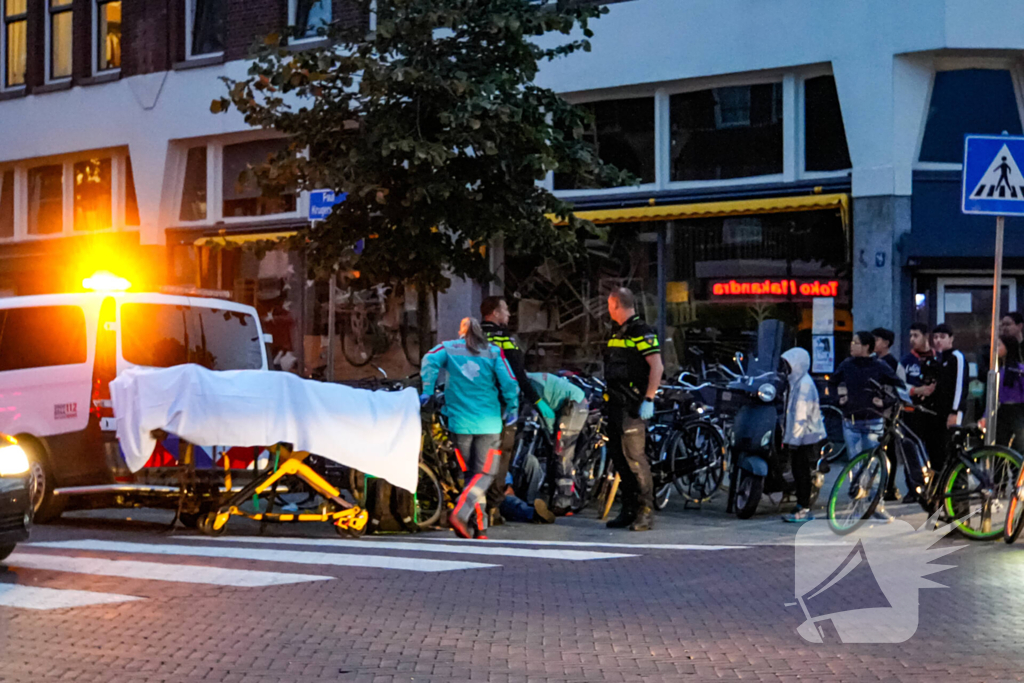 Maaltijdbezorger op fiets Aangereden door automobilist