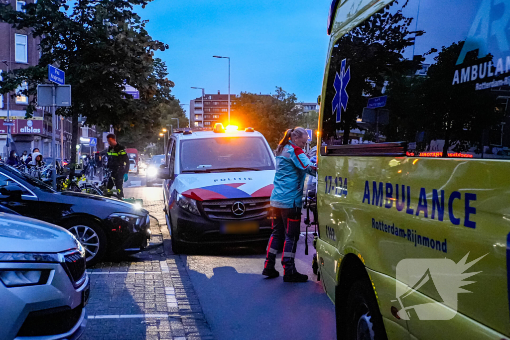 Maaltijdbezorger op fiets Aangereden door automobilist